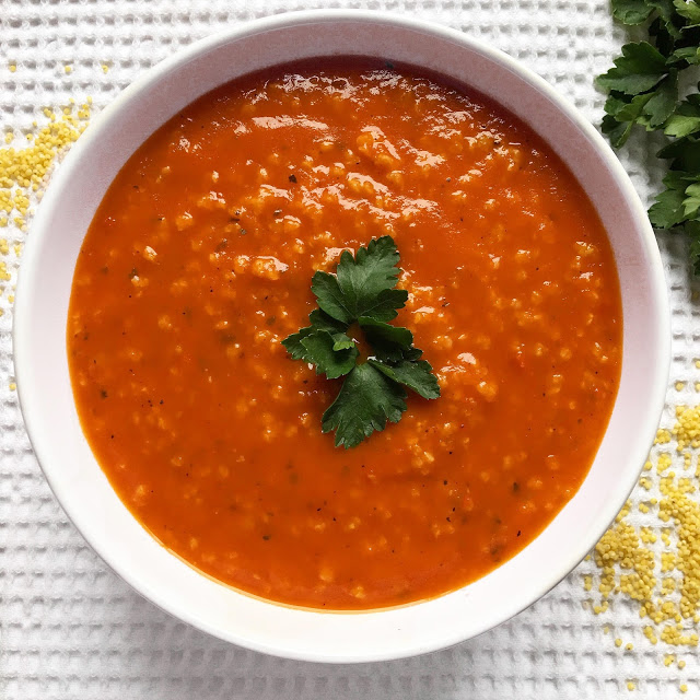 Najlepsza zupa pomidorowa z kaszą jaglaną (wegańska)
